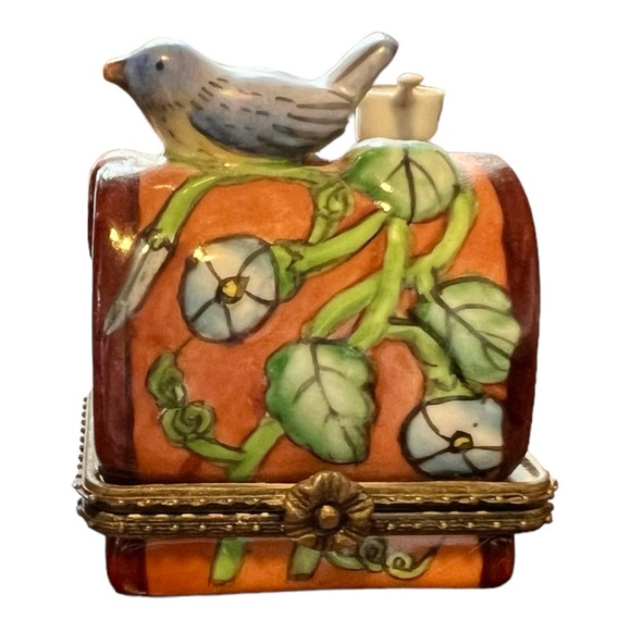 Porcelain hinged trinket box - Picture 3 of 7